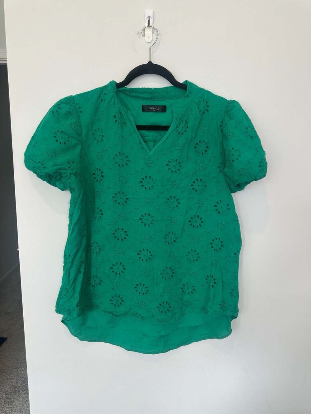 Zesica Green Eyelet Blouse Size XL Short Sleeve V-Neck Puff Sleeve